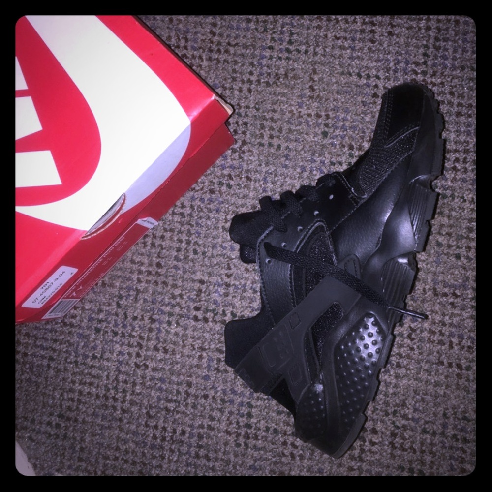 **All BLACK NIKE HUARACHES**